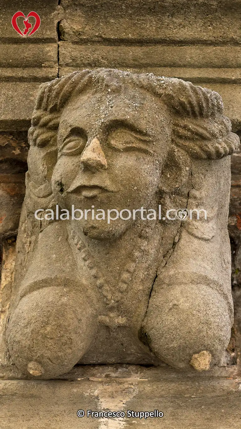 Cariatide di Alberada di Buon Albergo della Fontana di Sichelgaita a San Marco Argentano (CS)