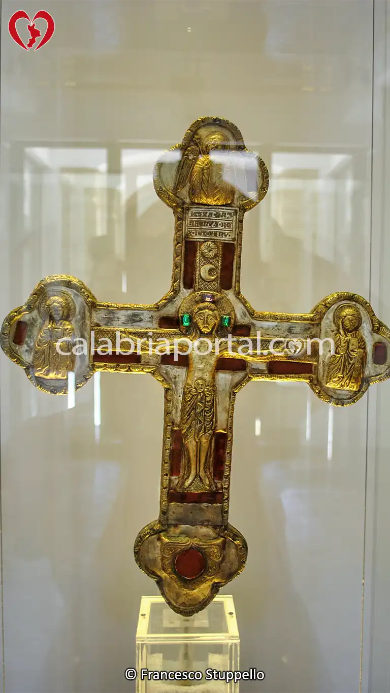Croce Reliquiario di tipo latino risalente al XIII secolo del Museo Diocesano di San Marco Argentano