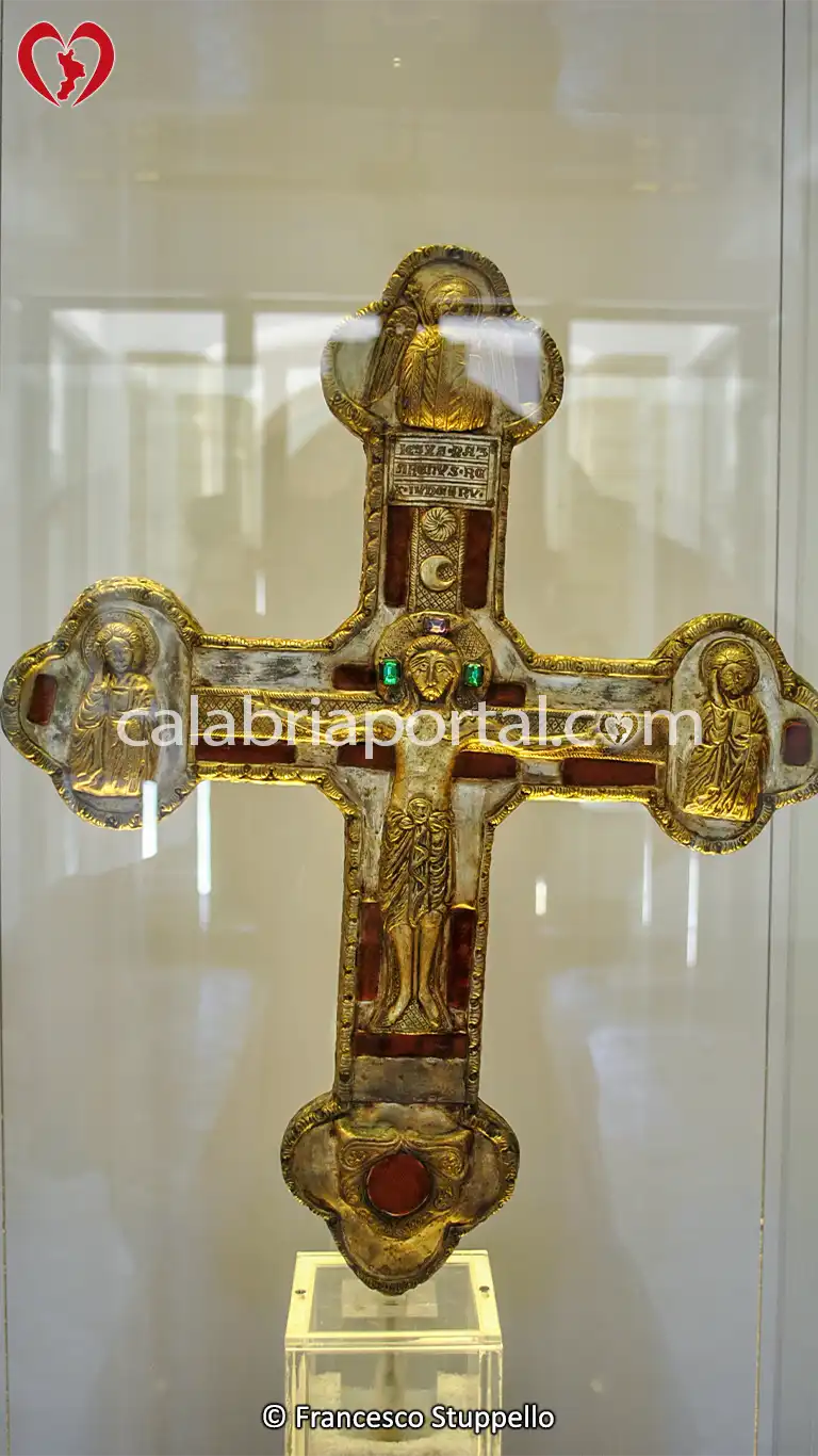 Croce Reliquiario di tipo latino risalente al XIII secolo del Museo Diocesano di San Marco Argentano Croce Reliquiario di tipo latino risalente al XIII secolo del Museo Diocesano di San Marco Argentano