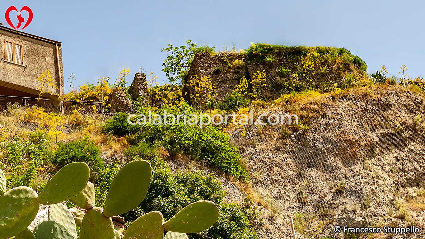 Ruderi dell'Antico Castello di San Morello (CS) Ruderi dell'Antico Castello di San Morello (CS)