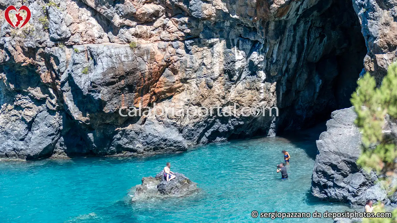 Scorcio Estivo dell'Arco di Enea a San Nicola Arcella