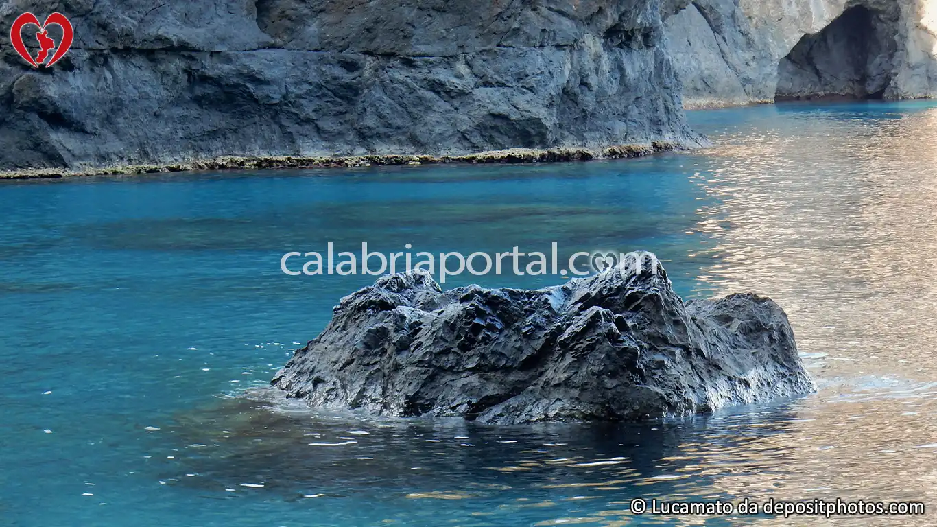 Lo Scoglio dell'Arco di Enea a San Nicola Arcella