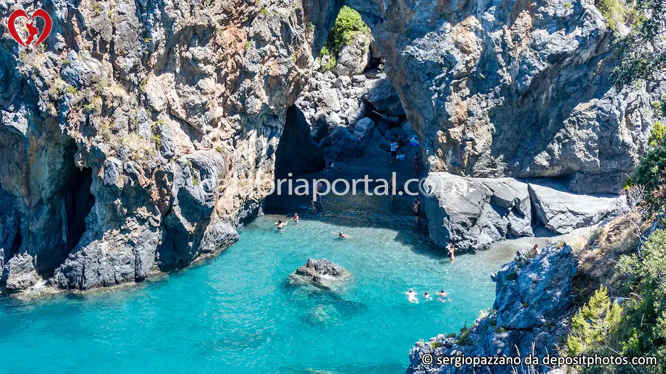 Scorcio Estivo dell'Arco di Enea a San Nicola Arcella