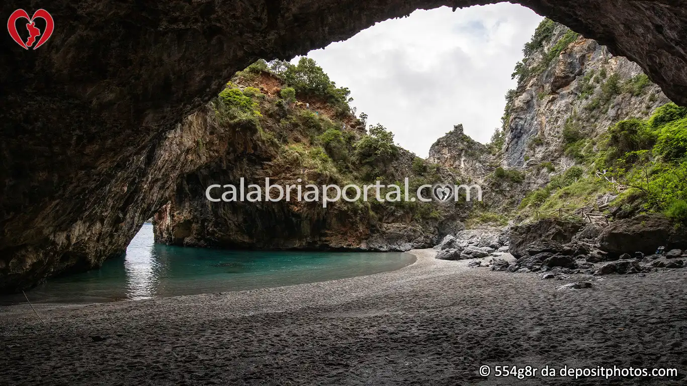 La Grotta del Saraceno presso l'Arcomagno a San Nicola Arcella