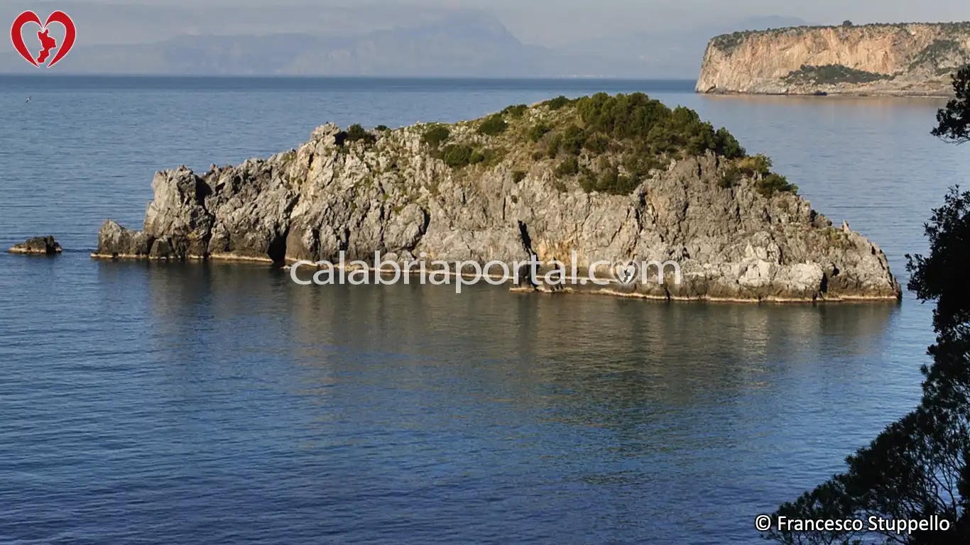 Scoglio dello Scorzone a San Nicola Arcella Scoglio dello Scorzone a San Nicola Arcella