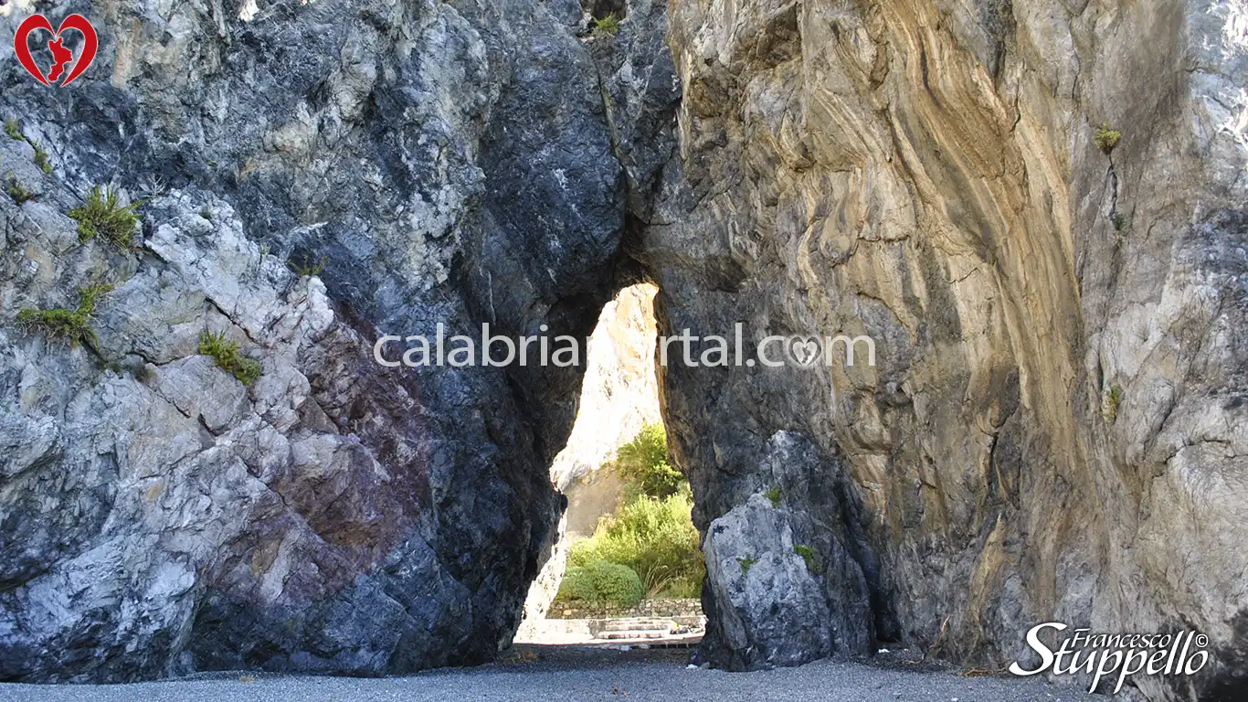 Arco di roccia presso la Spiaggia della Marinella a San Nicola Arcella Arco di roccia presso la Spiaggia della Marinella a San Nicola Arcella
