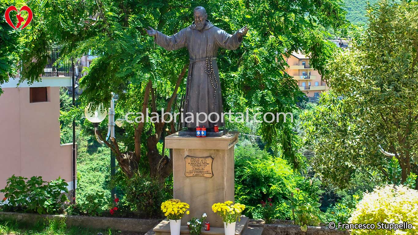 Monumento a San Pio a San Pietro in Guarano (CS) Monumento a San Pio a San Pietro in Guarano (CS)
