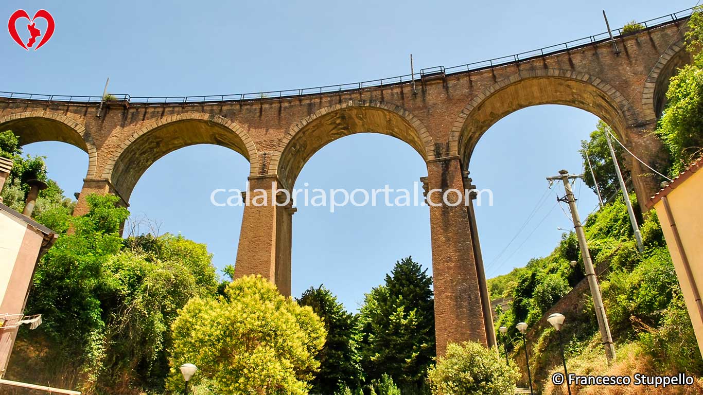 Scorcio di San Pietro in Guarano (CS) Scorcio di San Pietro in Guarano (CS)