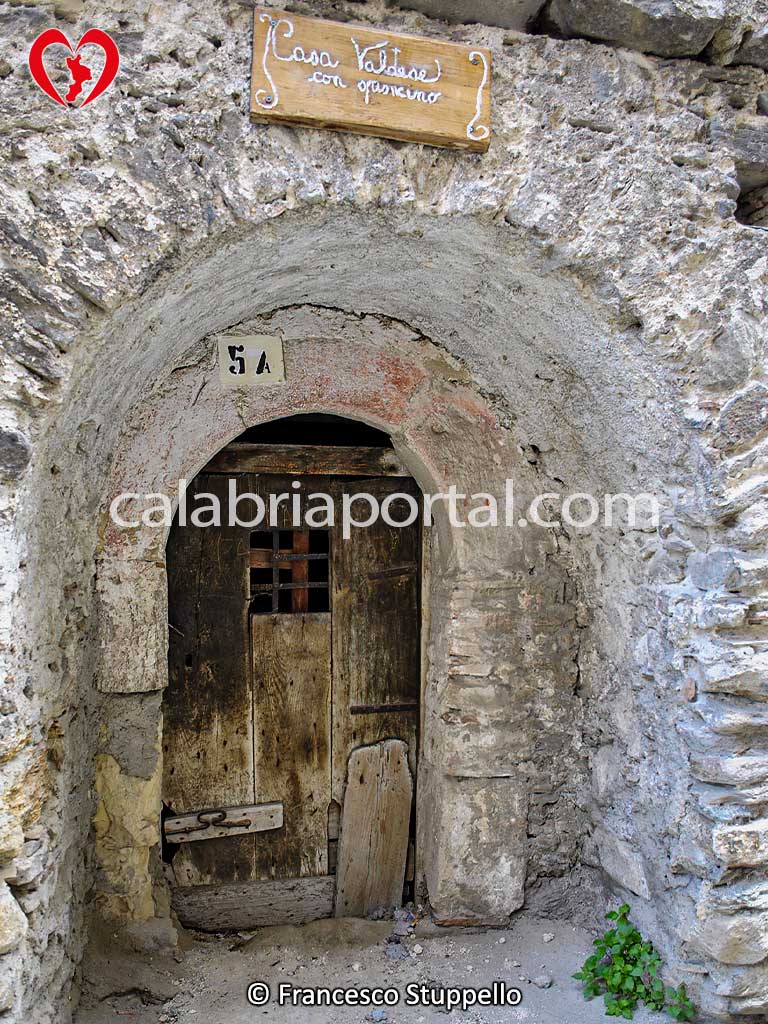 Casa Valdese con Spioncino a San Sisto dei Valdesi (CS)