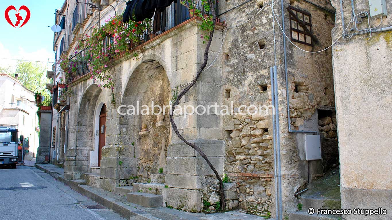 Scorcio del Borgo di San Pietro in Amantea (CS) Scorcio del Borgo di San Pietro in Amantea (CS)