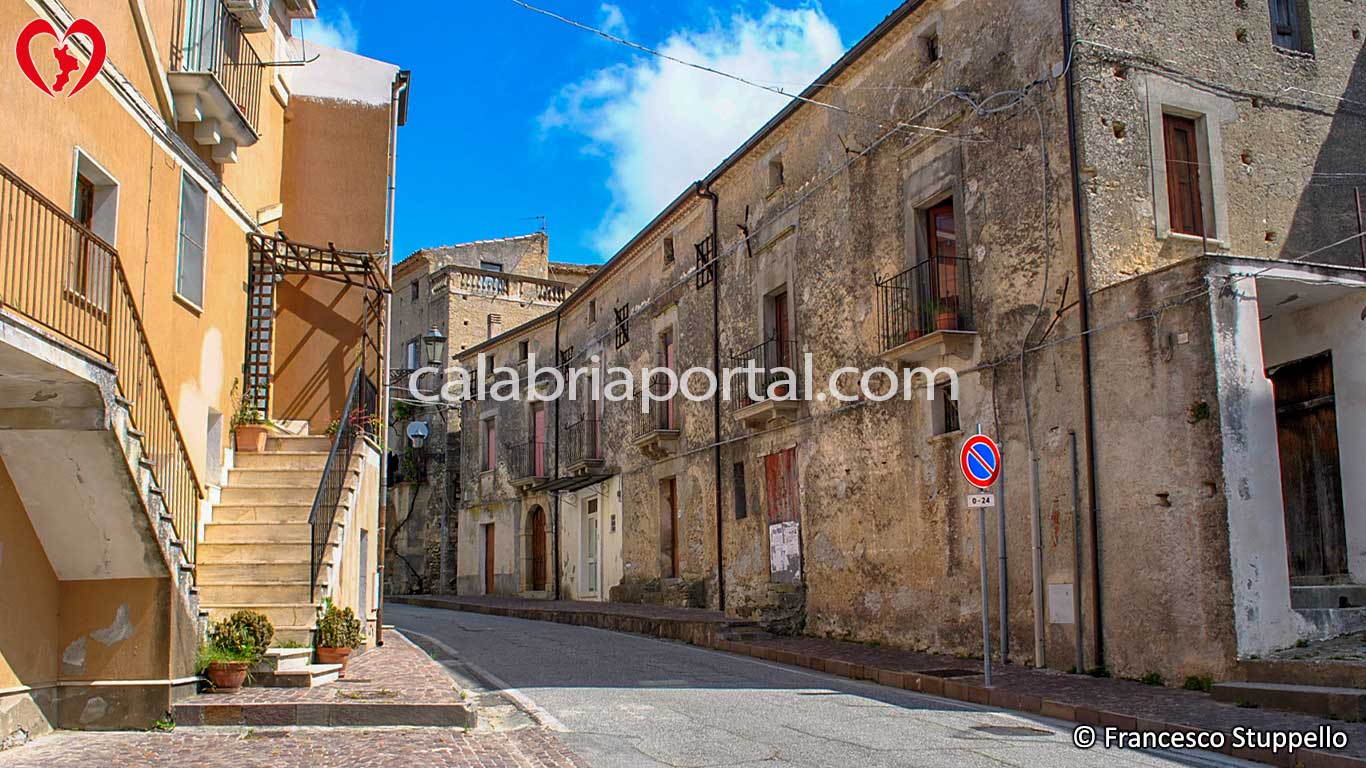 Scorcio del Borgo di San Pietro in Amantea (CS) Scorcio del Borgo di San Pietro in Amantea (CS)