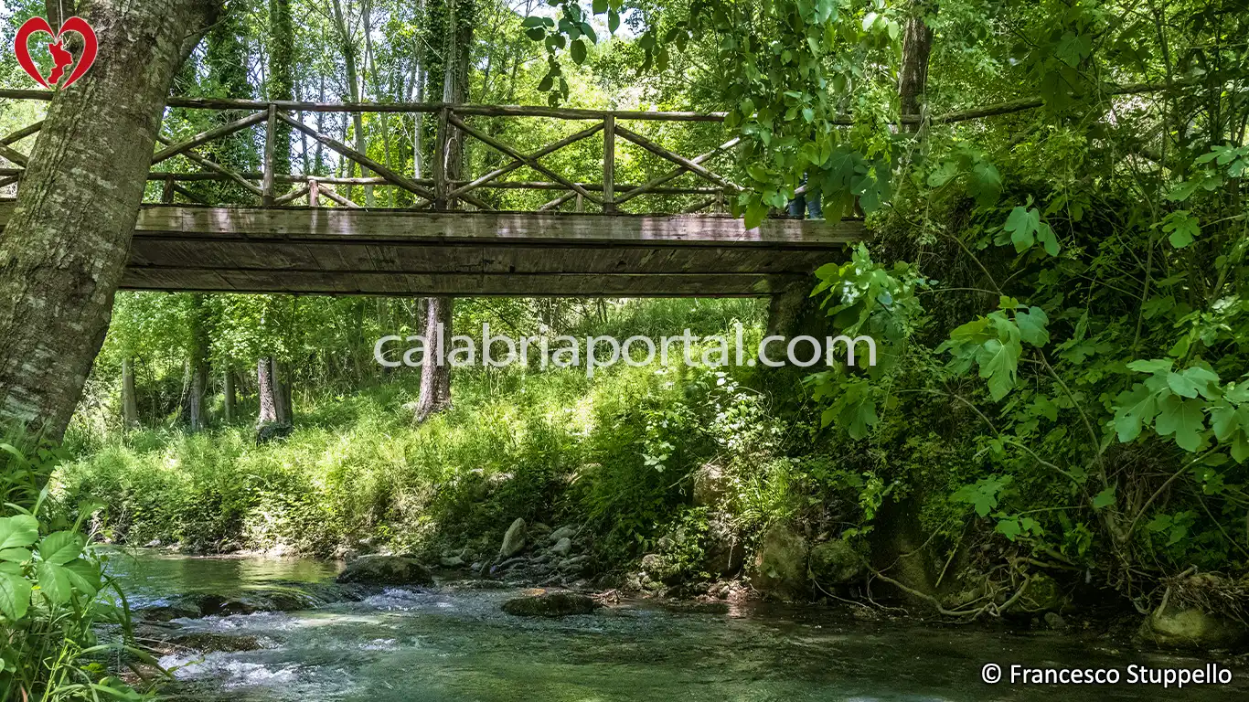 Ponte di Legno presso la Cascata di Frà Giovanni a San Sosti (CS)