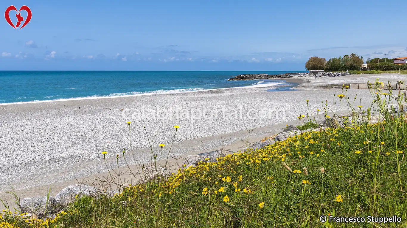 Scorcio della Spiaggia di Pietrabianca a Sangineto Lido (CS) Scorcio della Spiaggia di Pietrabianca a Sangineto Lido (CS)
