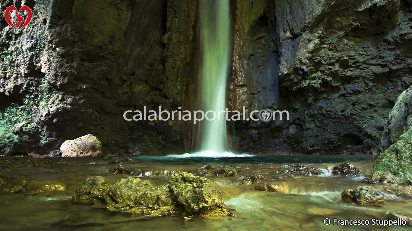Grotta della Cascata di Vuglio a Sangineto (CS)