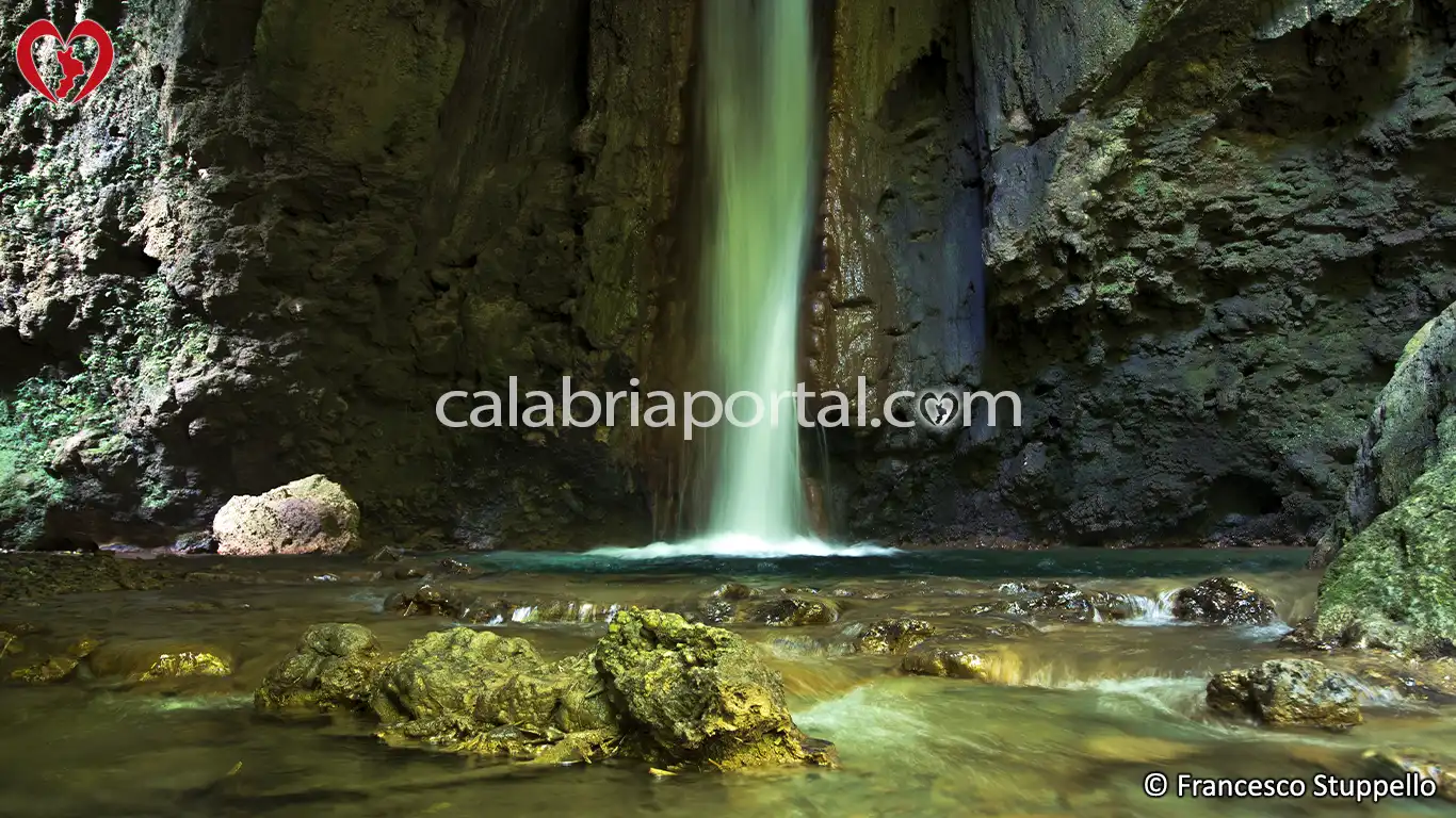 Grotta della Cascata di Vuglio a Sangineto (CS) Grotta della Cascata di Vuglio a Sangineto (CS)