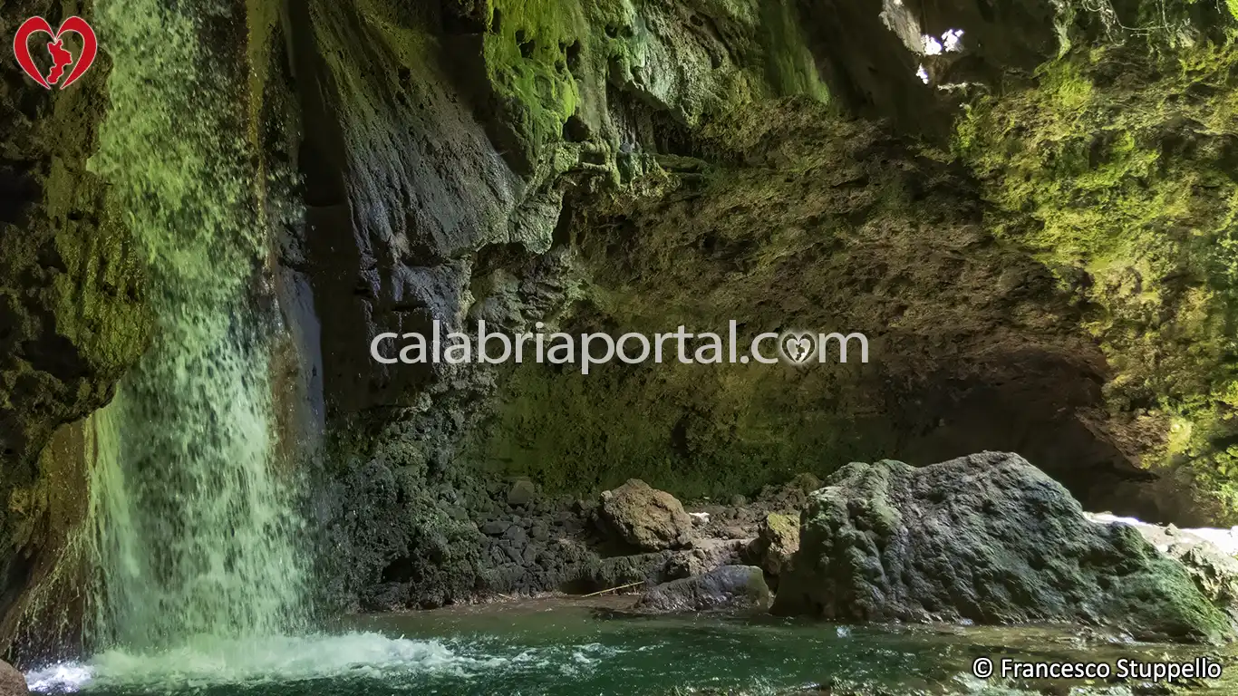 Grotta della Cascata di Vuglio a Sangineto (CS) Grotta della Cascata di Vuglio a Sangineto (CS)