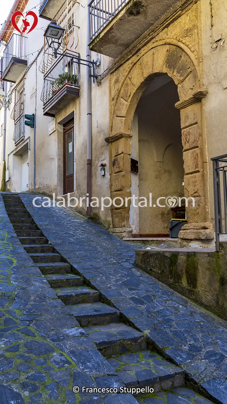 Scorcio del Centro Storico di Sangineto: Ingresso di Palazzo Stumbo Scorcio del Centro Storico di Sangineto: Ingresso di Palazzo Stumbo