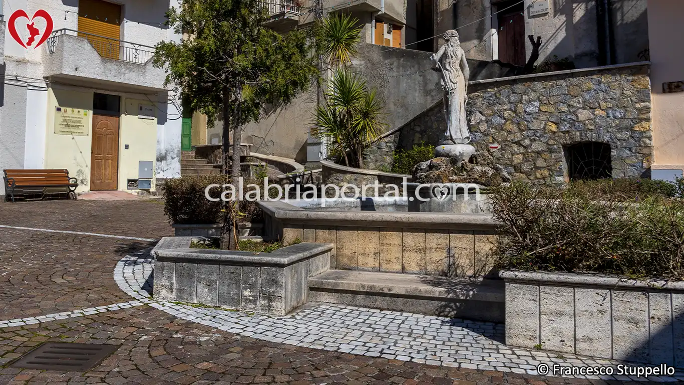 Scorcio del Centro Storico di Sangineto: Piazza Roma Scorcio del Centro Storico di Sangineto: Piazza Roma