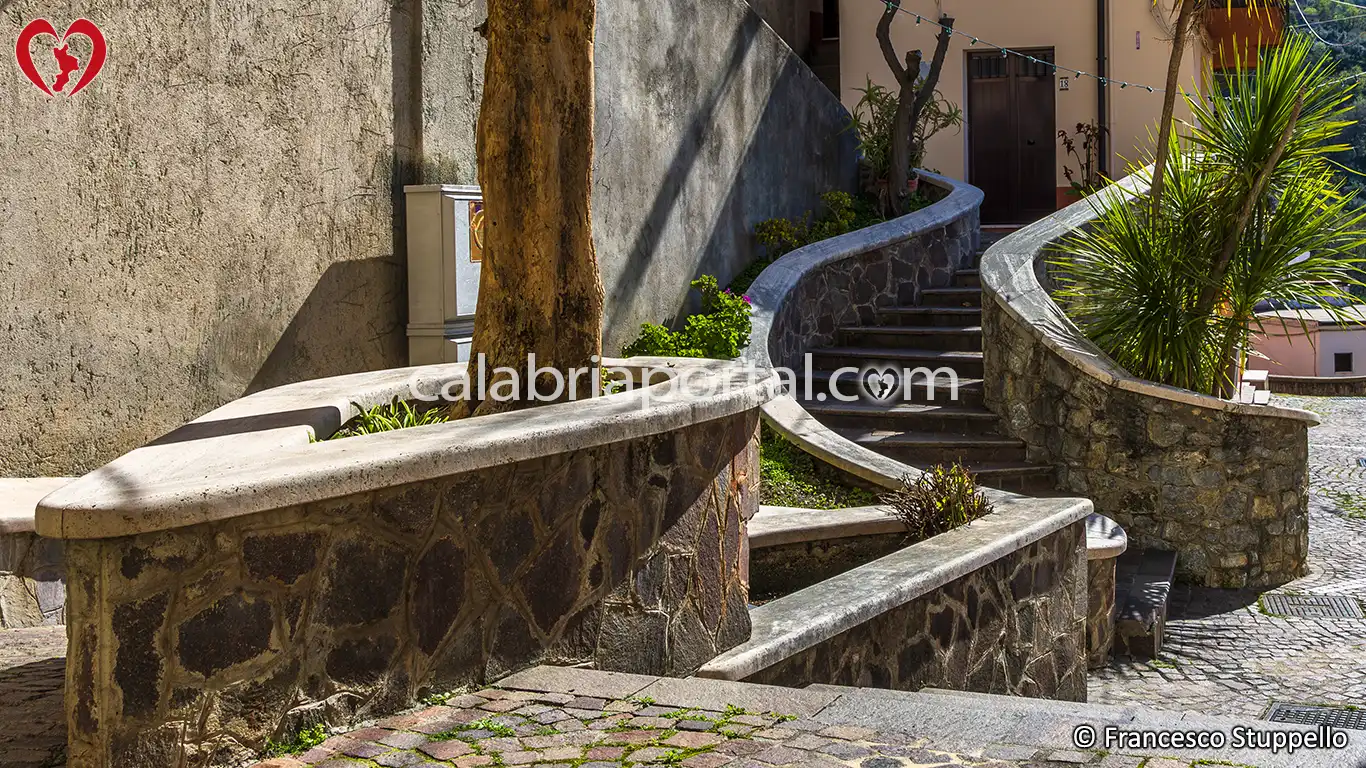 Scorcio del Centro Storico di Sangineto: Piazza Roma Scorcio del Centro Storico di Sangineto: Piazza Roma