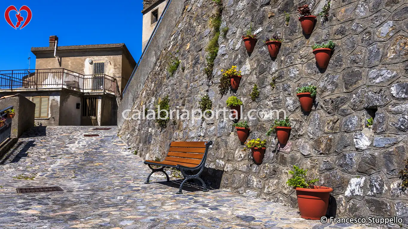 Scorcio del Centro Storico di Sangineto: Piazza XXV Aprile Scorcio del Centro Storico di Sangineto: Piazza XXV Aprile