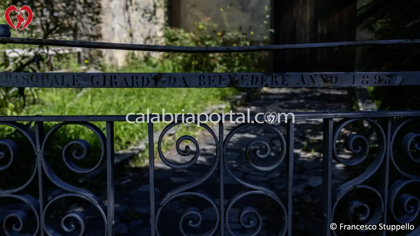 Particolare del Cancello d'Ingresso della Chiesa di San Francesco a Sangineto Particolare del Cancello d'Ingresso della Chiesa di San Francesco a Sangineto