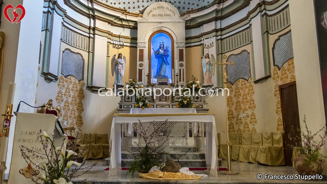 Presbiterio della Chiesa della Madonna della Neve a Sangineto Presbiterio della Chiesa della Madonna della Neve a Sangineto