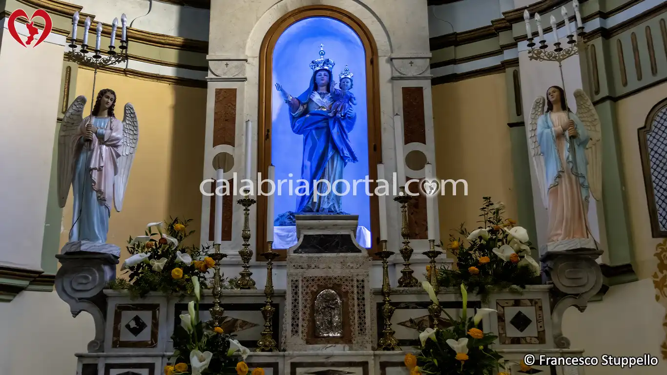 Altare Maggiore della Chiesa di Santa Maria della Neve a Sangineto Altare Maggiore della Chiesa di Santa Maria della Neve a Sangineto