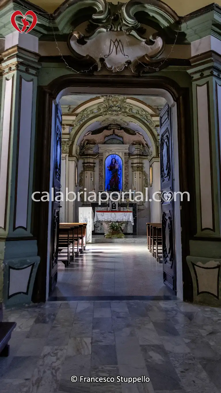 Portale d'Accesso dell'Oratorio della Madonna del Rosario a Sangineto Portale d'Accesso dell'Oratorio della Madonna del Rosario a Sangineto