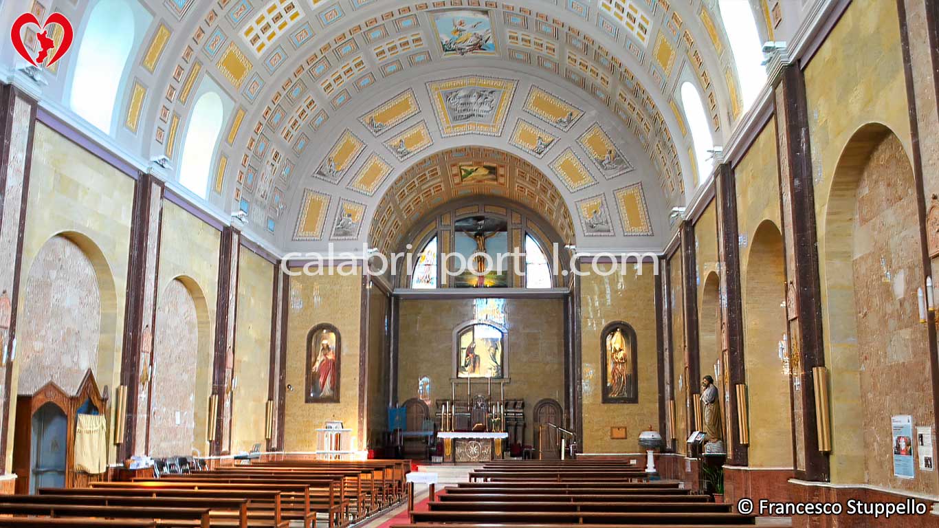 Navata della Chiesa della SS. Annunziata a Sant'Agata di Esaro (CS) Navata della Chiesa della SS. Annunziata a Sant'Agata di Esaro (CS)