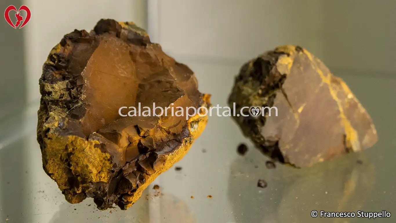 La Yukonite, un minerali poco frequenta in natura: Mostra sulla Grotta della Monaca 2023