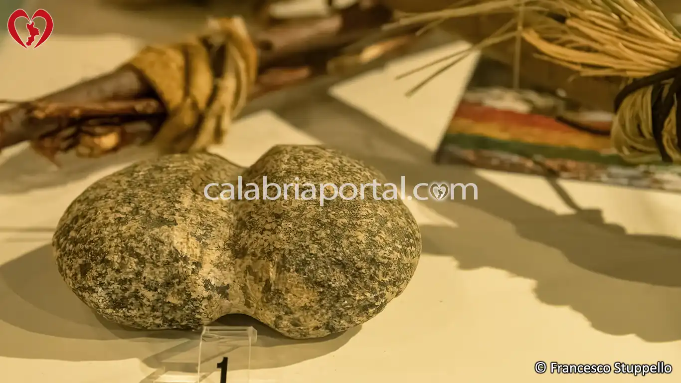Testa di Mazza con Scanalatura Utilizzata per l'Estrazione dei Minerali in Epoca Preistorica: Mostra sulla Grotta della Monaca 2023