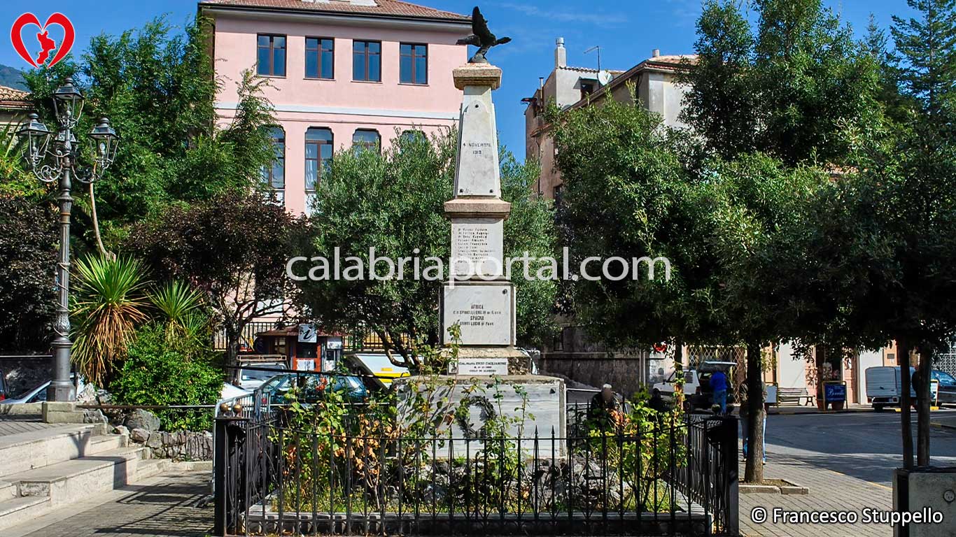 Monumento ai Caduti per la Patria a Sant'Agata di Esaro (CS) Monumento ai Caduti per la Patria a Sant'Agata di Esaro (CS)