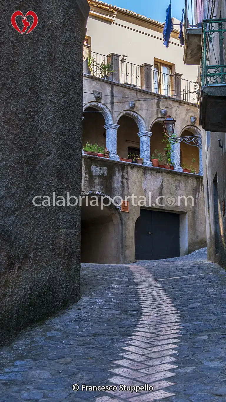Scorcio del Loggiato di Palazzo Campagna a Santa Domenica Talao