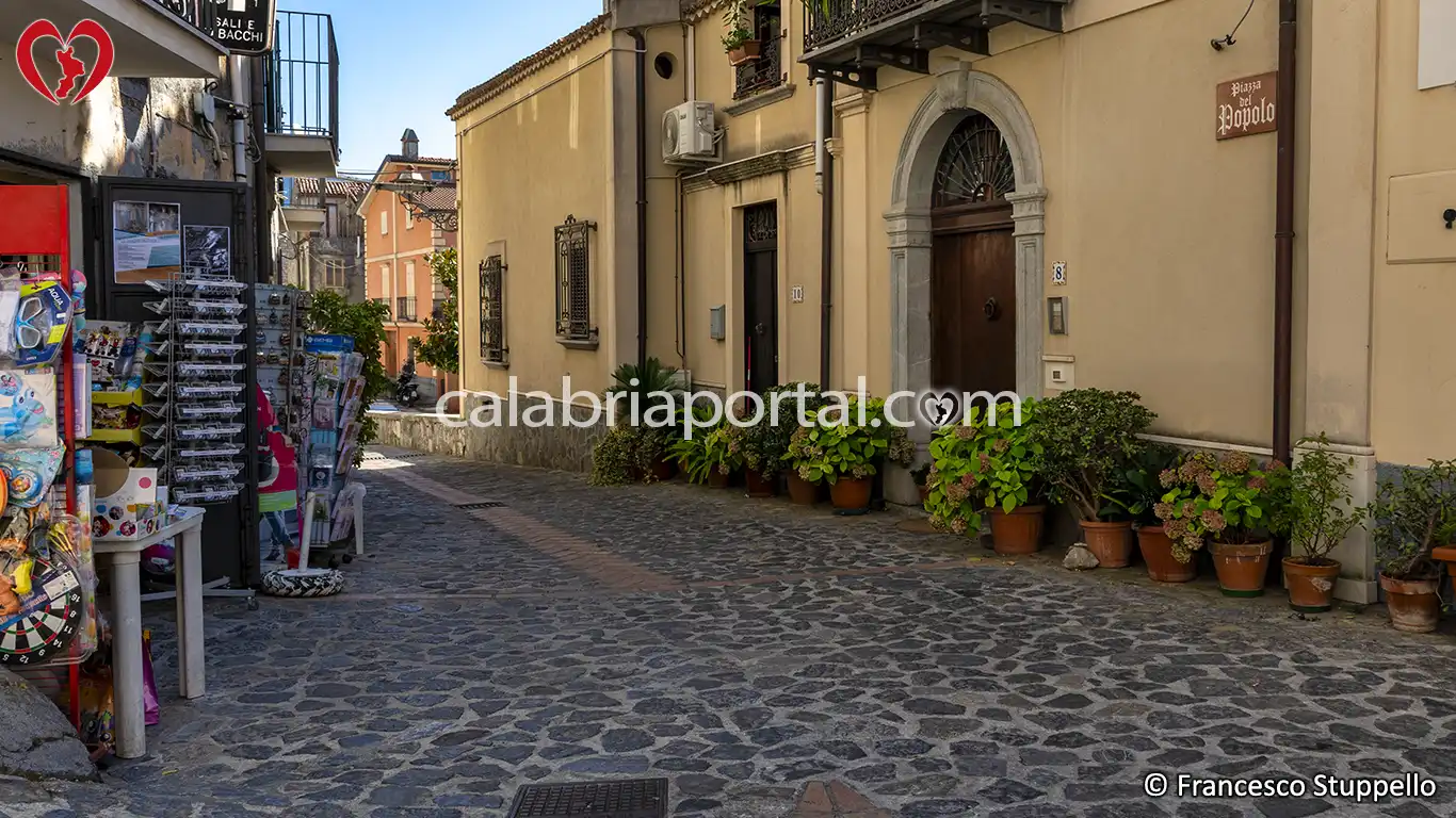 Scorcio di Corso Umberto I a Santa Domenica Talao