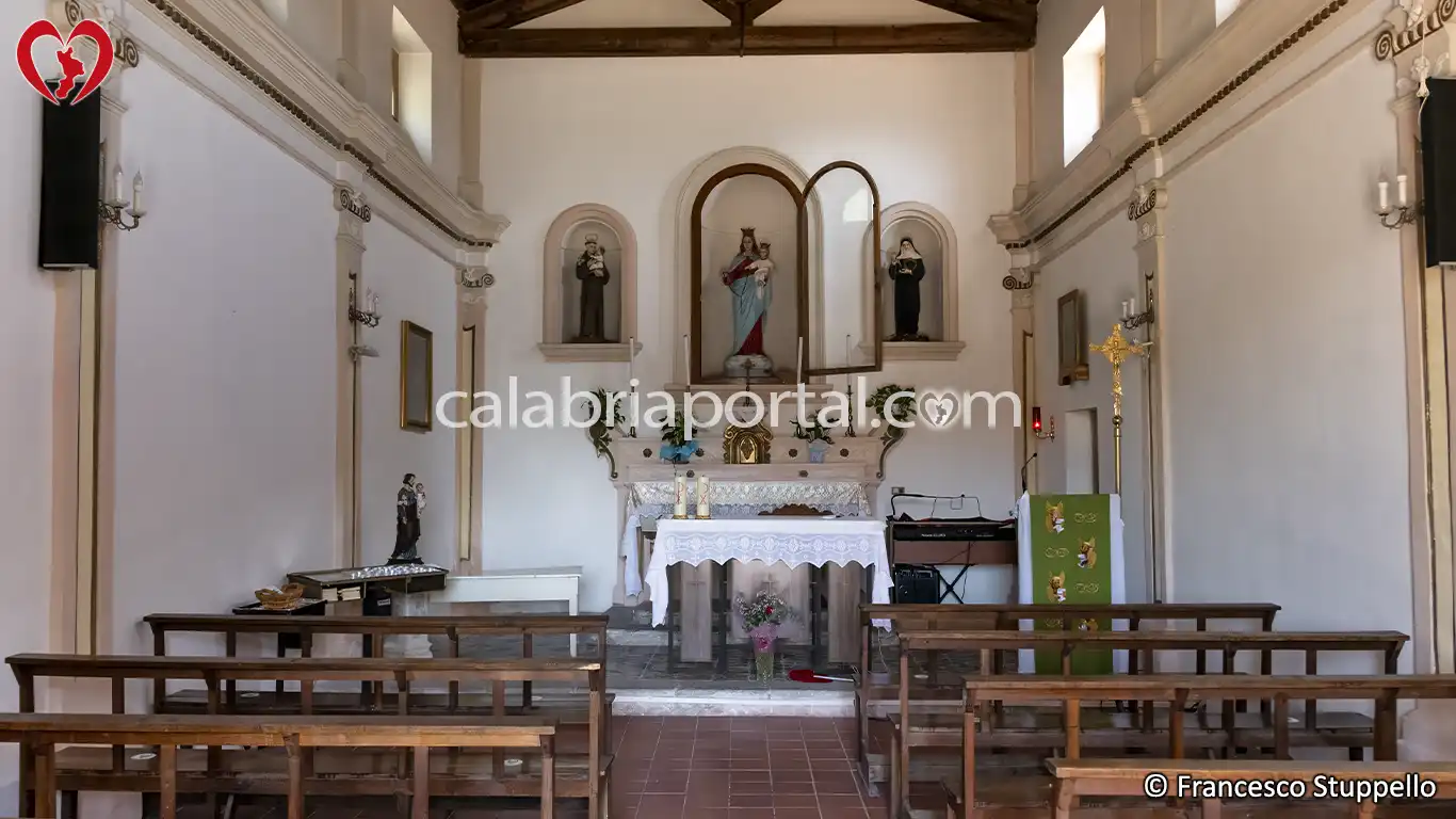 Navata della Chiesa della Madonna del Rosario a Santa Domenica Talao Navata della Chiesa della Madonna del Rosario a Santa Domenica Talao