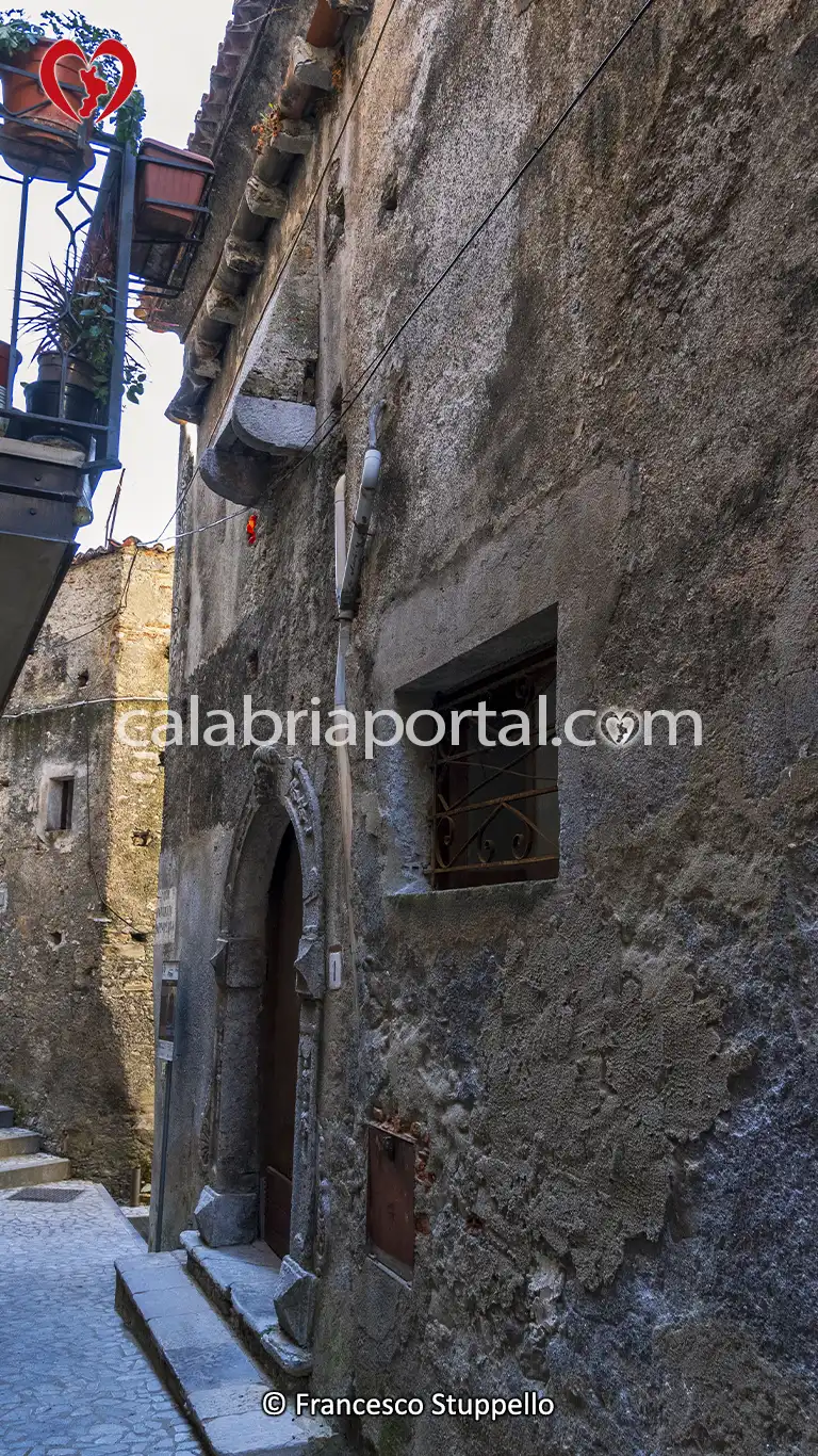 Facciata di Casa Nardi a Santa Domenica Talao Facciata di Casa Nardi a Santa Domenica Talao