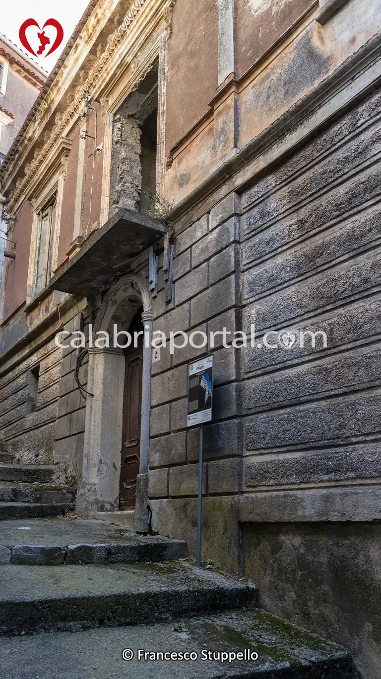 Palazzo Di Pino (ex Di Vanna) a Santa Domenica Talao Palazzo Di Pino (ex Di Vanna) a Santa Domenica Talao
