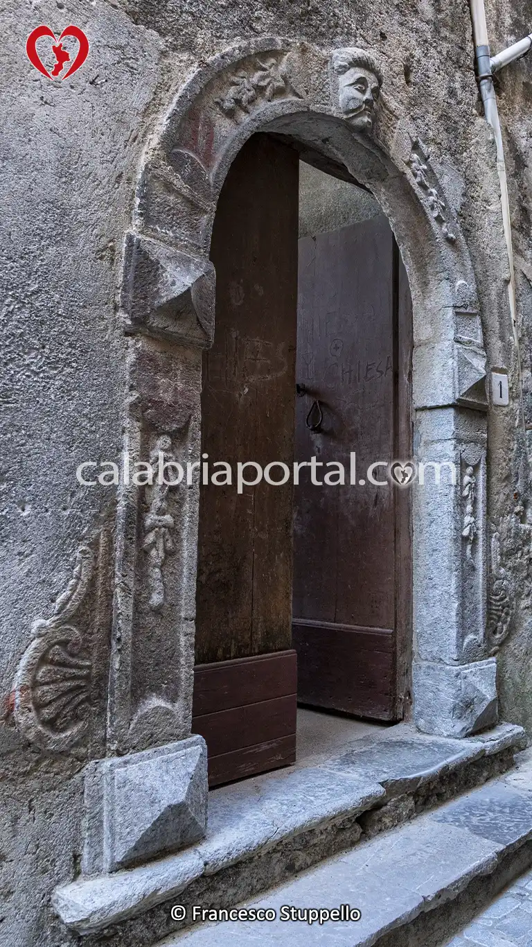Portale di Casa Nardi a Santa Domenica Talao Portale di Casa Nardi a Santa Domenica Talao