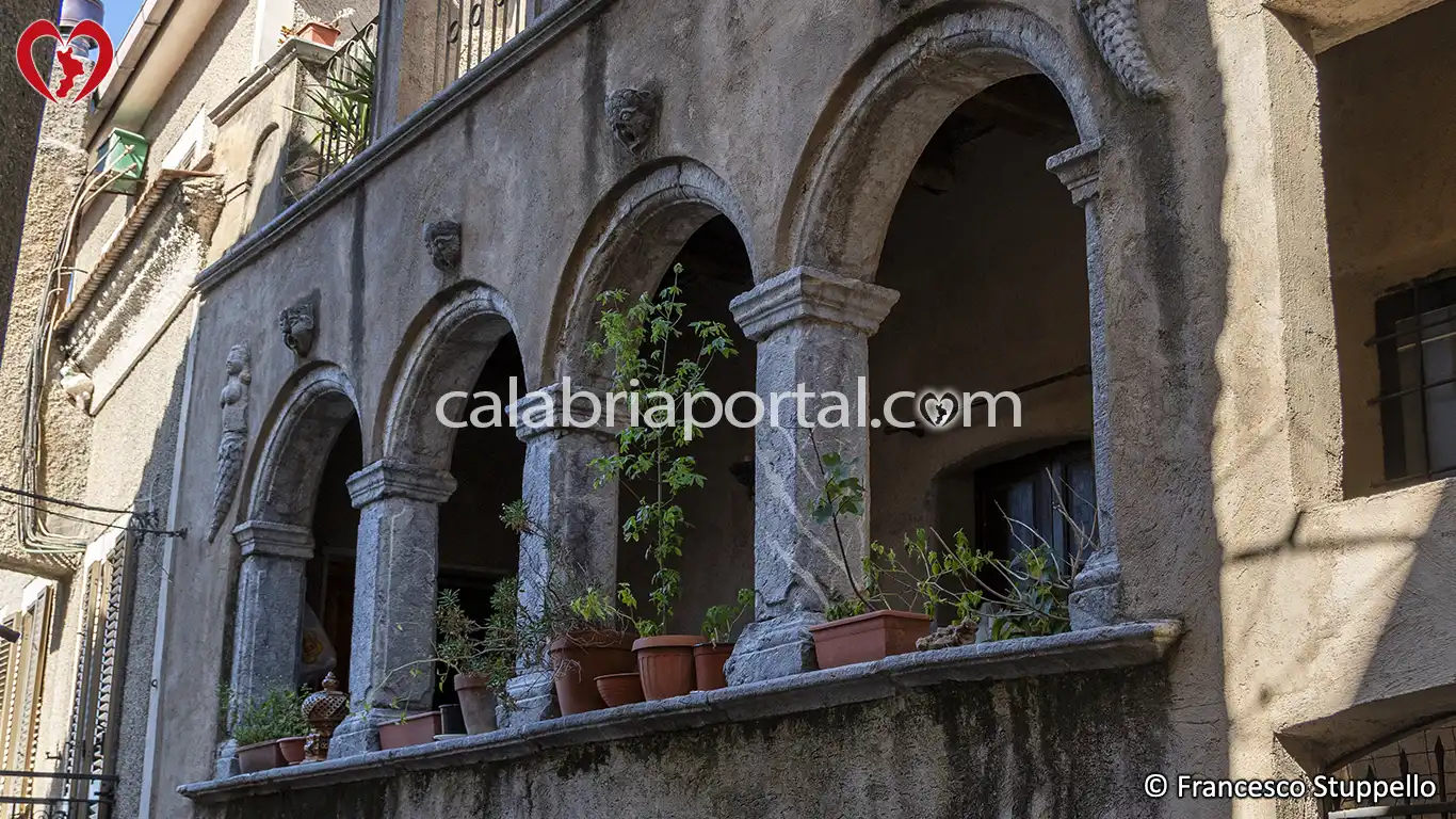 Loggiato di Palazzo Campagna a Santa Domenica Talao
