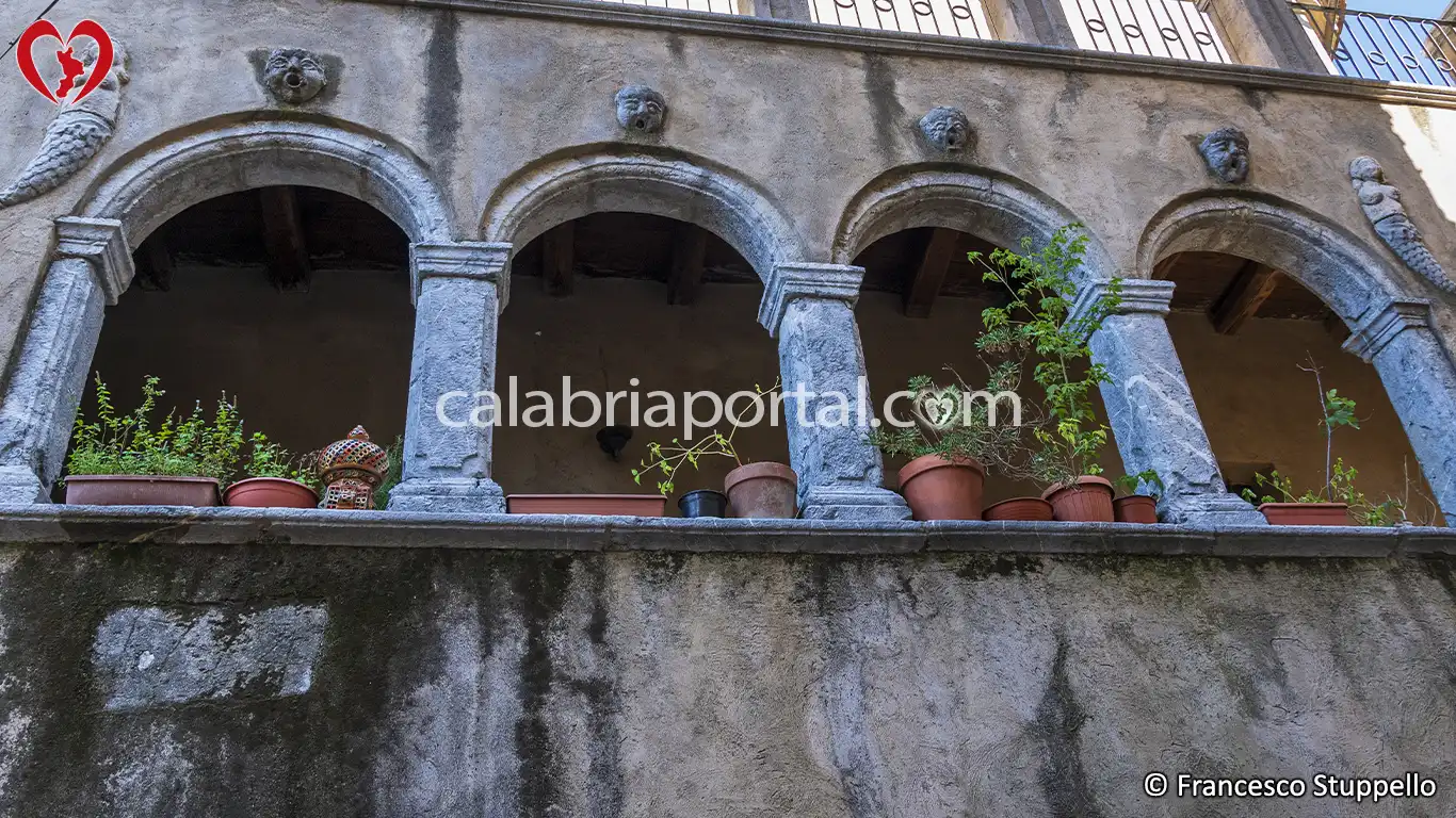 Il Loggiato di Palazzo Campagna a Santa Domenica Talao