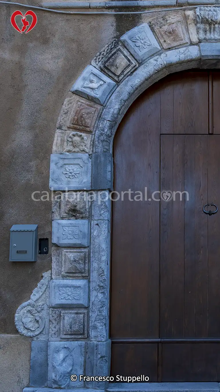 Particolari del Portale di Palazzo Campagna a Santa Domenica Talao