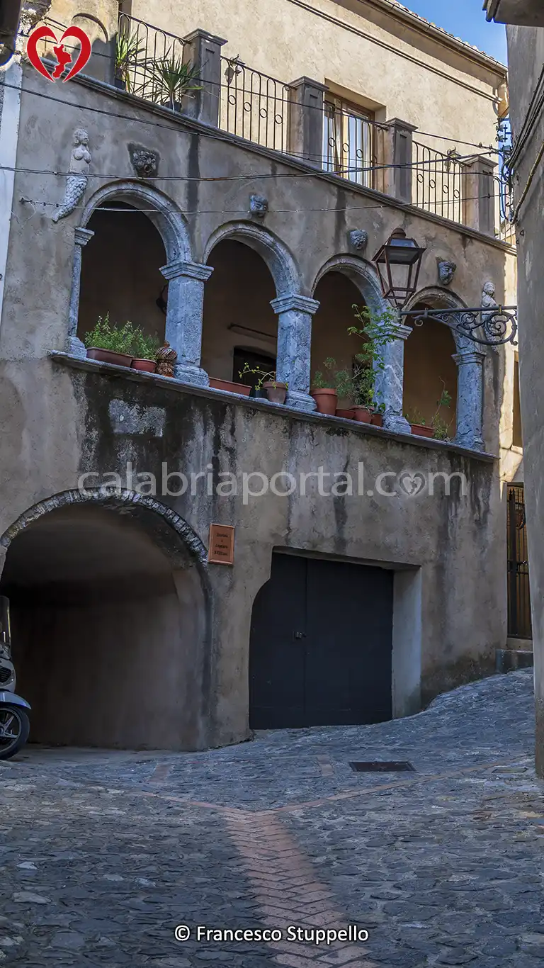 Scorcio della Facciata Sud di Palazzo Campagna a Santa Domenica Talao
