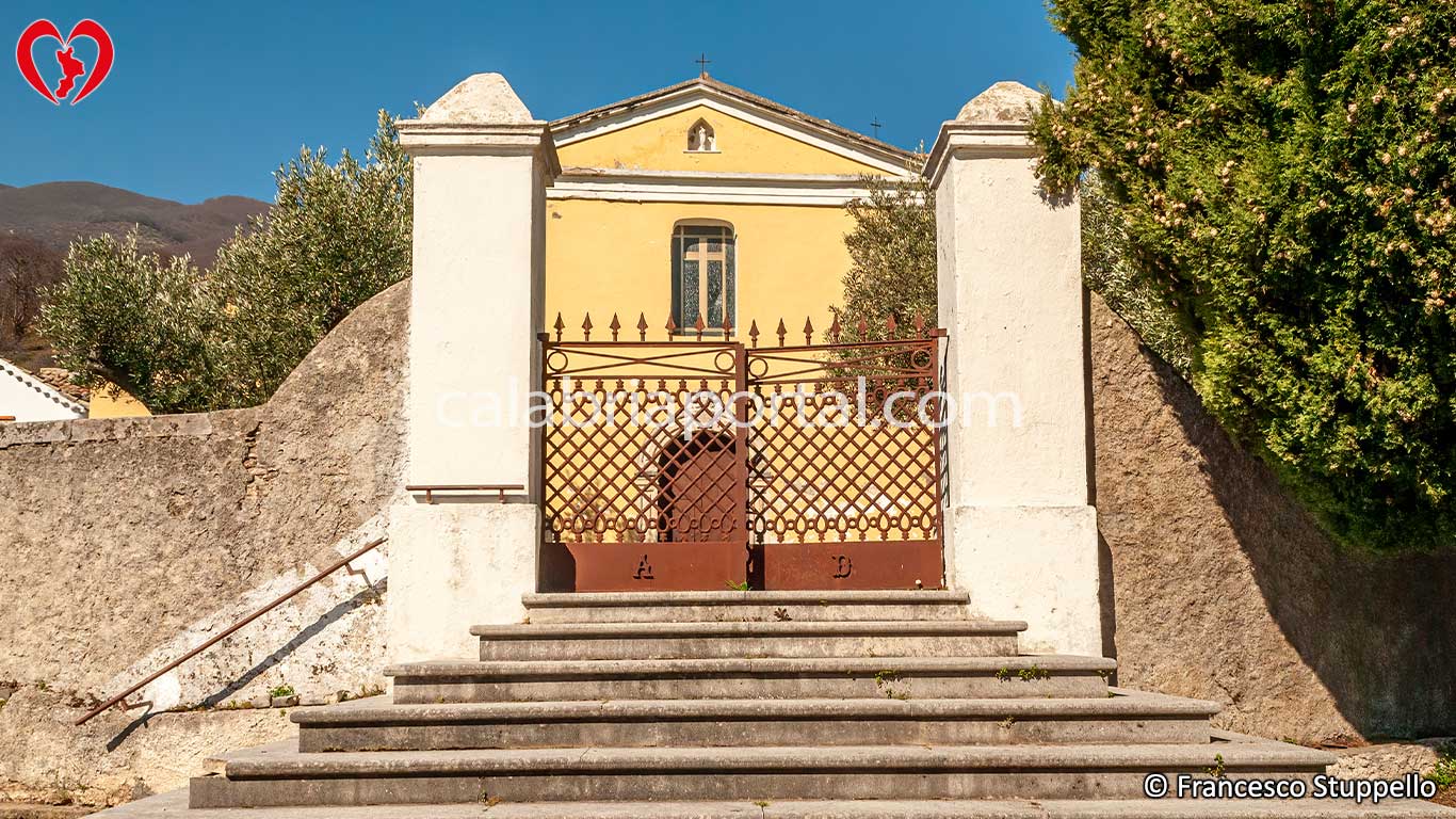 Ingresso della Chiesa di Santa Maria della Neve a Santa Maria La Castagna Ingresso della Chiesa di Santa Maria della Neve a Santa Maria La Castagna