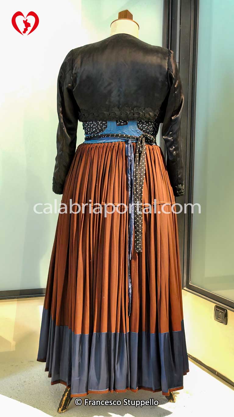 Vestito del Mezzo Lutto di Santa Sofia d'Epiro (CS) Vestito del Mezzo Lutto di Santa Sofia d'Epiro (CS)