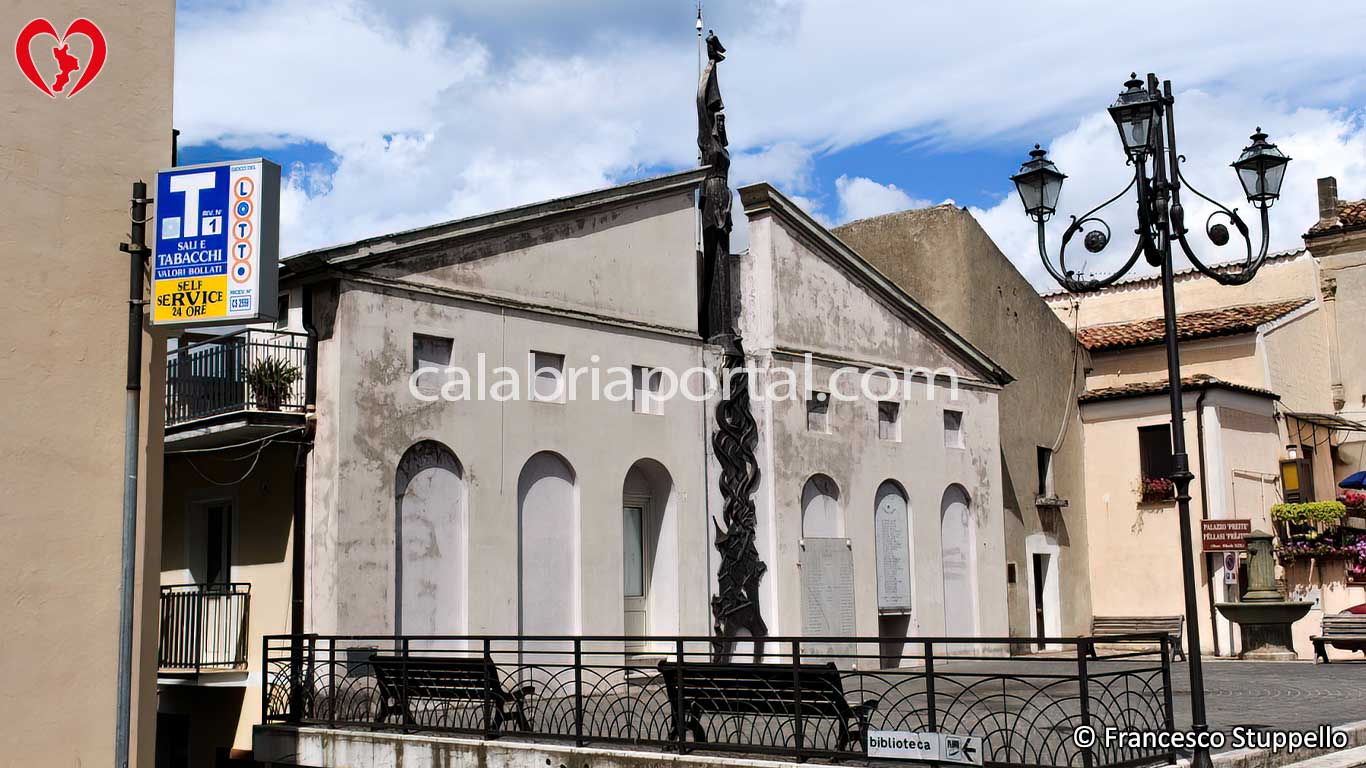 Monumento ai Caduti per la Patria a Santa Sofia d'Epiro (CS) Monumento ai Caduti per la Patria a Santa Sofia d'Epiro (CS)