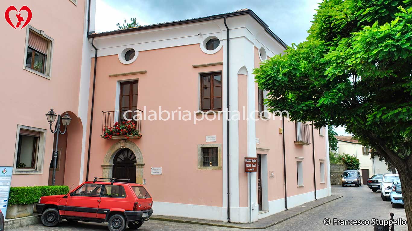 Palazzo Bugliari a Santa Sofia d'Epiro (CS) Palazzo Bugliari a Santa Sofia d'Epiro (CS)
