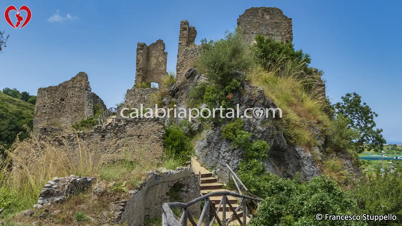 Scorcio del Castello di San Michele a Santa Maria del Cedro (CS) Scorcio del Castello di San Michele a Santa Maria del Cedro (CS)