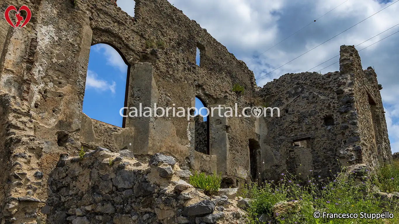 Scorcio dell'area nordest del Castello di San Michele a Santa Maria del Cedro (CS) Scorcio dell'area nordest del Castello di San Michele a Santa Maria del Cedro (CS)