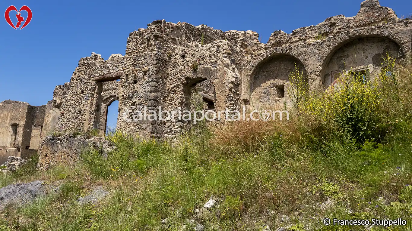 Scorcio dell'area nordest del Castello di San Michele a Santa Maria del Cedro (CS) Scorcio dell'area nordest del Castello di San Michele a Santa Maria del Cedro (CS)