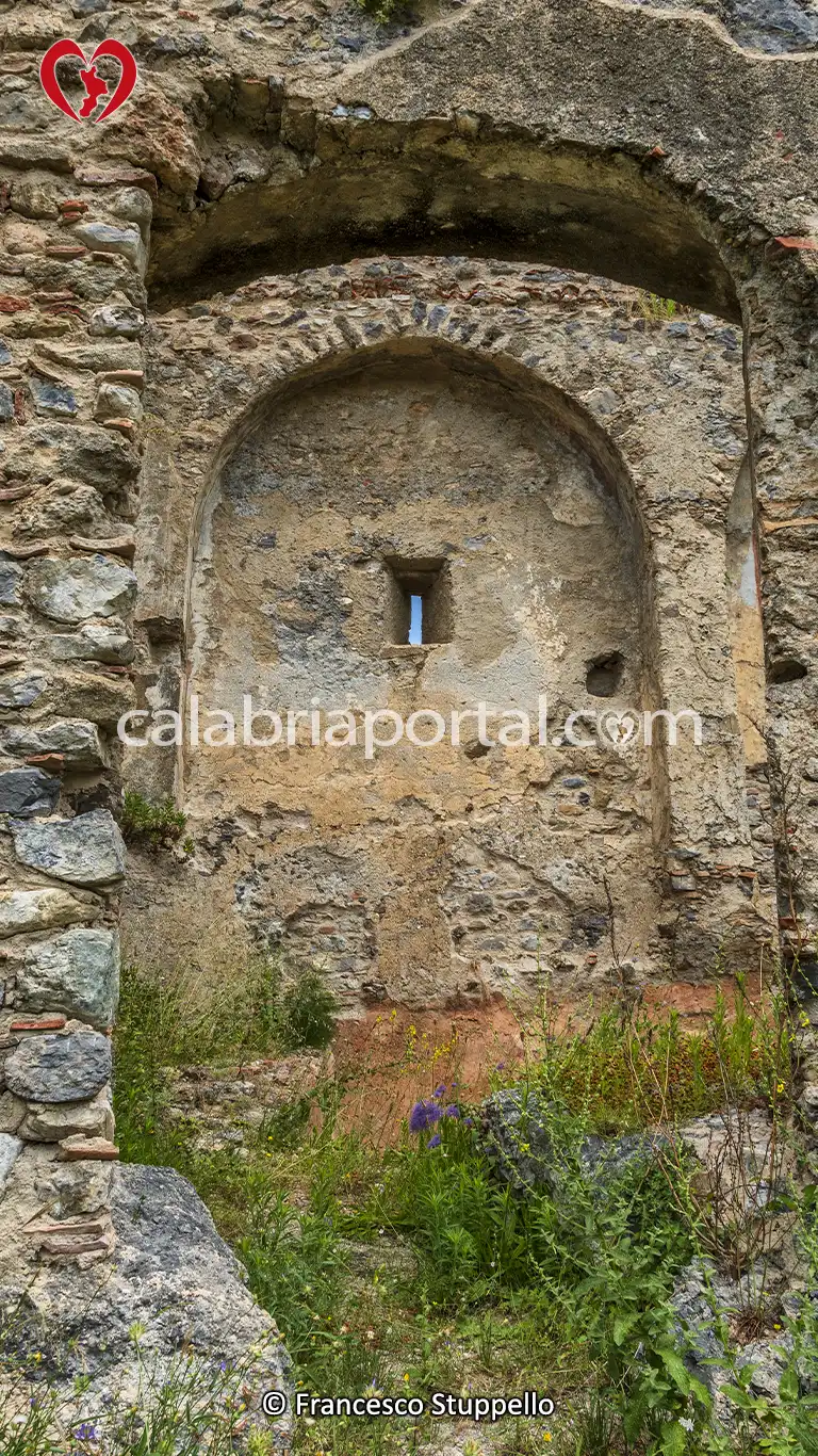 Scorcio dell'area nordest del Castello di San Michele a Santa Maria del Cedro (CS) Scorcio dell'area nordest del Castello di San Michele a Santa Maria del Cedro (CS)